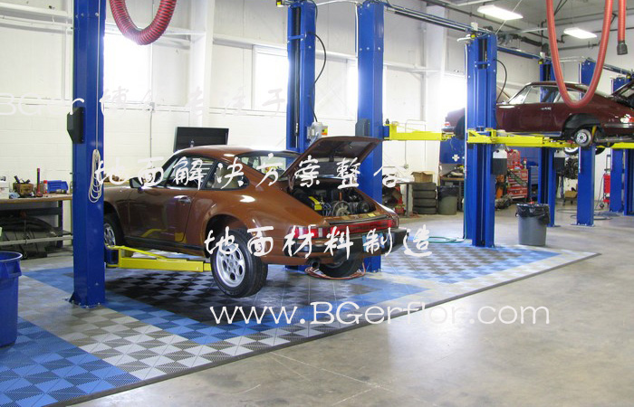 汽修廠維修工位地面地板材料，灰色和藍色組合搭配風格